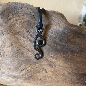 Colgante de bloqueo medieval forjado a mano de Kihara Viene suministrado con un hilo de cuero de alce de alta calidad - Product Image 5