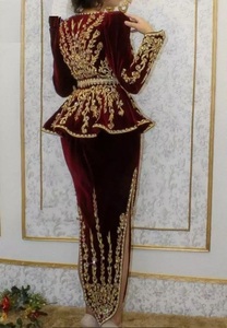 นักออกแบบ ZARI เย็บปักถักร้อยบนแจ็คเก็ตสีน้ําตาลเข้มและ KARAKOU ประดับด้วยลูกปัดแก้วคริสตัล หิน ไข่มุก งาน DABKA @ 2024 - Product Image 3
