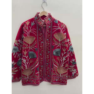 Veste en velours matelassée réversible Gulbagh, rouge cramoisi, style Suzani à points de chaînette, manteau d'automne-hiver, longueur courte, style universitaire et bohème - Product Image 5