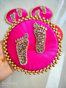 Piédestal Laxmi en design Kundan pour Diwali Pooja, Laxmi Pagh pour cadeaux de mariage, Shri Laxmi Charan Paduka pour décorations de Diwali Pooja - Product Image 4