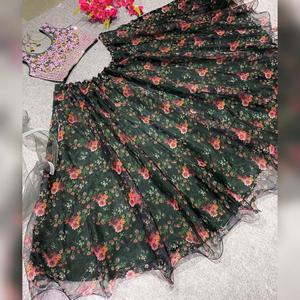 Couleur verte brodée attrayante Party Wear Organza Lehenga choli a une coupe régulière et est fabriqué à partir de tissus de haute qualité - Product Image 3