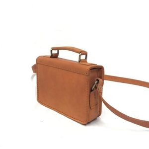 Hot Promo The Camden Classic Structured Caramel Leather Crossbody Satchel con diseño de doble hebilla hecho a mano de Indonesia - Product Image 3