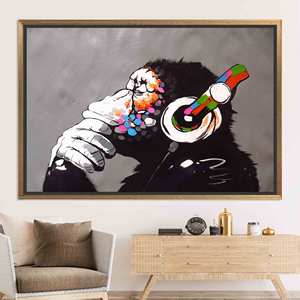 Toile imprimée Banksy Monkey : Art de l'éléphant singe réfléchissant avec écouteurs, encadrée or - Product Image 1