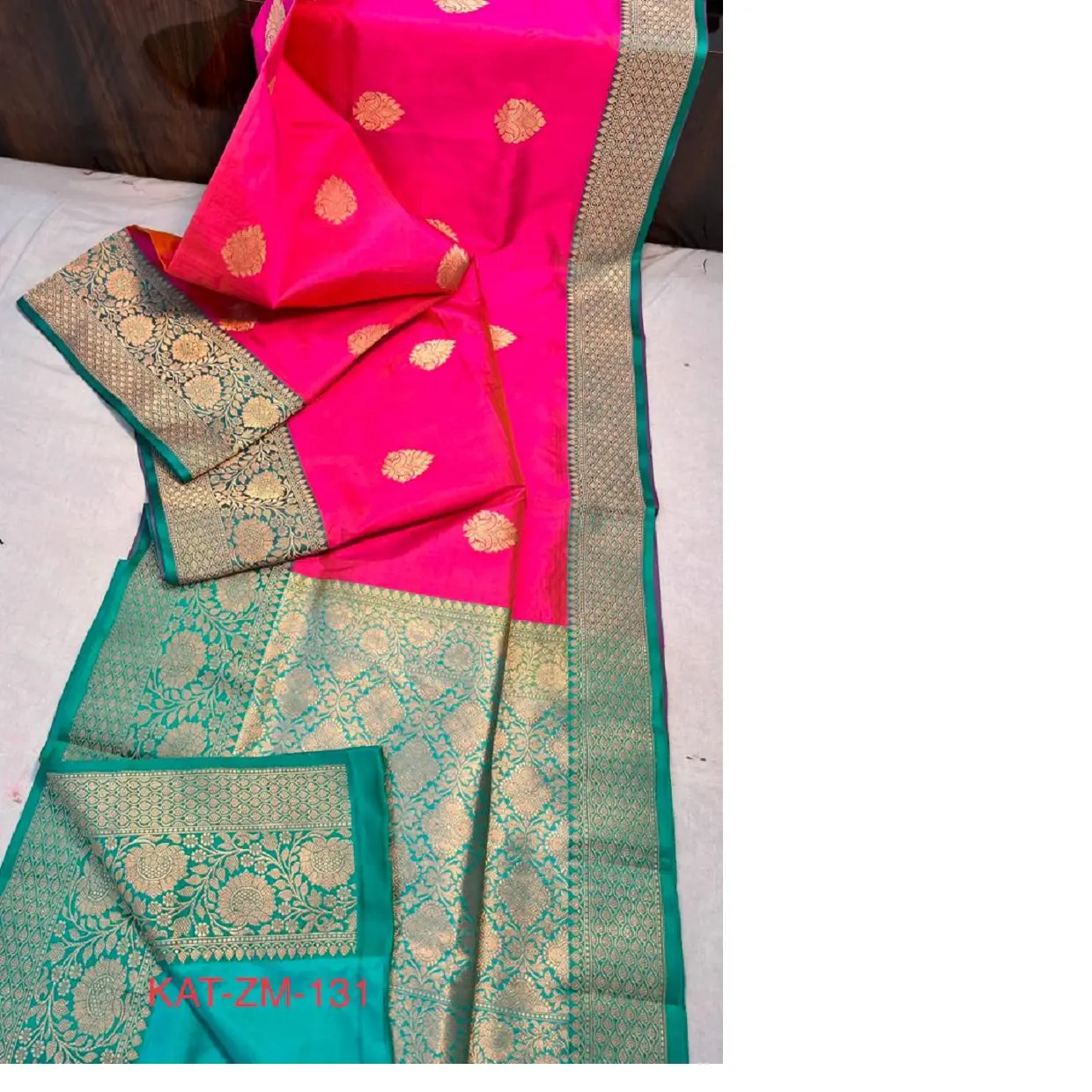 Sarees de seda brocado personalizados com borda dourada cor azul rosa e turquesa, ideais para lojas de roupas indianas