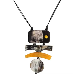 Collar de cuerno sostenible hecho a mano con tonos terrosos para un aspecto natural único de HF CRAFTS - Product Image 1