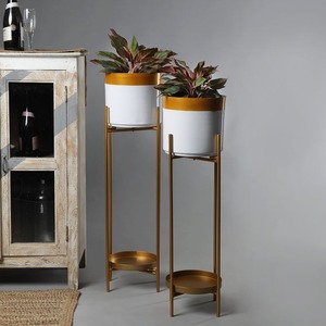 Les grands supports de jardinières en métal élèvent votre espace avec des designs à la mode des jardinières suspendues pour le salon du balcon - Product Image 2