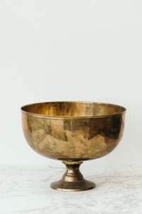 Cuenco de metal artesanal con grabado floral, perfecto para banquetes ceremoniales y arreglos de decoración espiritual. - Product Image 5