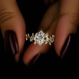 Anillo de compromiso de diamante cultivado en laboratorio de corte Marquesa de 1,1 quilates oro amarillo de 14 quilates VS claridad estilo bohemio IGI certificado regalo de aniversario - Product Image 1