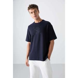 เสื้อยืดคอกลมโอเวอร์ไซส์พิมพ์ลายสำหรับผู้ชาย Tommylife Wholesale รุ่น 88324 สีกรมท่า - NAVY - Product Image 1