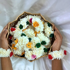 Fleur artificielle en forme de rose, accessoire pour cheveux Gajra, chignon floral, élastiques à cheveux, fleurs pour cheveux, Sangeet, Haldi, Mehndi, cadeaux de mariage - Product Image 1