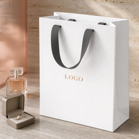Sac shopping personnalisé en papier blanc avec logo en aluminium pour l'emballage de flacons de parfum, de sérums de soin et de boîtes à bijoux