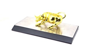 Sculpture décorative de taureau doré en métal la plus demandée pour le bureau ou les dirigeants d'entreprise disponibles à un prix abordable - Product Image 4