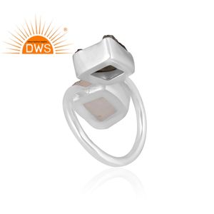 แหวนเงินแท้ดีไซน์ทันสมัยประดับด้วยหินมูนสโตนสีรุ้งธรรมชาติและโมลดาวิท ปรับขนาดได้ ผลิตโดยผู้ผลิตเครื่องประดับตามสั่ง - Product Image 4