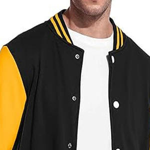 Veste universitaire noire avec logos brodés rouges, patchs et étiquettes, veste pour hommes - Product Image 2