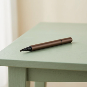Crayon à sourcils liquide rechargeable, longue tenue, résistant à l'eau, sans bavures, séchage rapide, brun, pour utilisation d'une seule main, avec pointe pinceau à couvercle automatique - Product Image 1