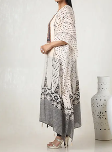 Ropa de diseñador india y pakistaní, vestido de estilo caftán blanco holgado con estampado geométrico negro y parche bordado - Product Image 2