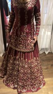 2023 nuevo vestido nupcial Zari dorado bordado granate Anarkali Lehenga adornado con cuentas de cristal y Dabka trabajo hecho de seda - Product Image 2
