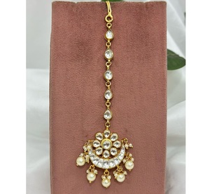 Boucles d'oreilles pendantes en laiton plaqué or de qualité supérieure, ornées de diamants et de pierres Kundan, pour femmes et jeunes filles, idéales pour les fêtes et les mariages. - Product Image 1