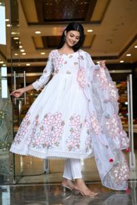 Trajes Anarkali de Moda, Conjuntos de Kurti y Pantalones de Verano con Cuello en V para Mujer, de Algodón con Lentejuelas, Corte Ajustado, Exclusivo del Fabricante Indio - Product Image 5
