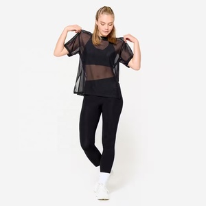 เสื้อครอปตาข่ายแขนสั้นลายทางพร้อมโลโก้ตัวเลขสำหรับผู้ชาย - Product Image 2