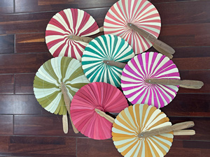 Éventail en feuilles de palmier tissé à la main de style tropical, fabriqué à partir de feuilles de noix de coco naturelles pour la décoration de la maison et les événements bohèmes, Vietnam - Product Image 6