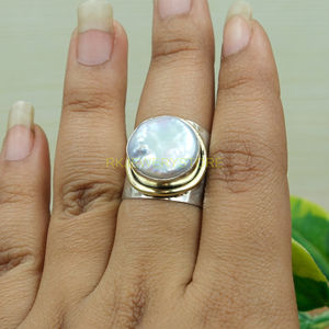 Bague en nacre, argent sterling 925, laiton, bague statement |   Bijoux faits à la main avec de grandes perles de pierre |   Cadeau de Noël - Product Image 2