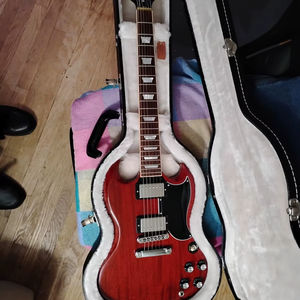 Guitarra Eléctrica Profesional Usada en Buen Estado, GIBSON SG 61 de 2015 - Product Image 1