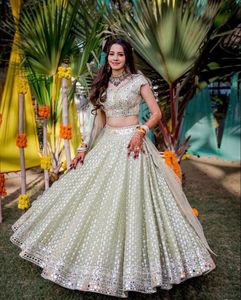 ชุดเดรสผ้าจอร์เจียปักลายผ้าส่าหรีหลากสีของนักออกแบบล่าสุด - Product Image 5