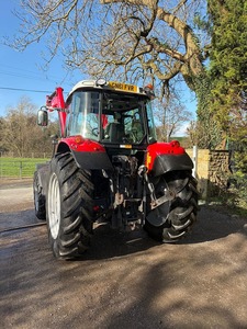 Tracteur agricole d'occasion Massey Ferguson 5460 à transmission intégrale avec chargeur frontal et moteur principal, autres équipements inclus - Product Image 4