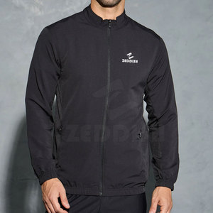 Chaqueta de invierno de poliéster ligero para hombre Diseño de dobladillo frontal con cremallera y cuello levantado - Product Image 2