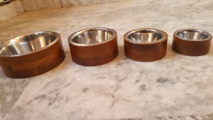 Comedero Elevado Moderno para Mascotas con Base de Madera y Tazón de Metal - Product Image 3