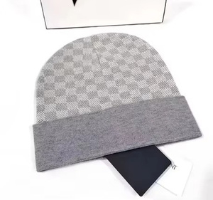 Gorros de Invierno con Bordado 3D y Logotipo Personalizado |   Gorros de Punto de Algodón Cálidos para Hombre y Mujer |   Fábrica OEM ODM |   Venta al por Mayor a Granel |   MOQ Bajo - Product Image 3