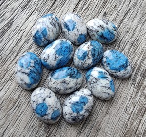 Venta al por mayor IGI certificado Natural K2 jaspe blanco azul corte ovalado cabujón de cristal parte posterior plana piedras preciosas sueltas disponibles - Product Image 2