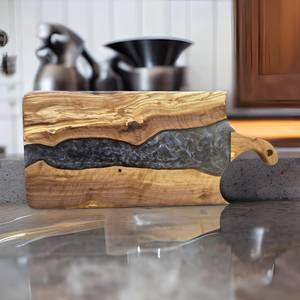 Planche à fromage artisanale en bois et résine au design naturel moderne, idéale pour servir et recevoir avec élégance sur la table de cuisine. - Product Image 5