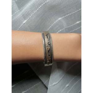 Bracelet manchette vintage Navajo en or 14 carats et argent sterling, bijou culturel de collection, fait main par des artistes indigènes - Product Image 5