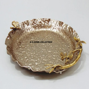 Bandeja de servicio de metal con mango lateral con diseño de forma de flores elegante con textura martillada Color dorado para suministros para eventos - Product Image 4