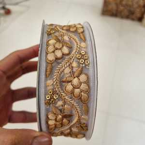 Rubans et lacets brodés à la machine sur mesure dans divers modèles pour robes de mariée dans un design floral de couleur beige. - Product Image 4