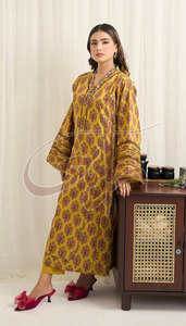 Concevez vos propres costumes formels pour femmes personnalisables - Tissu en gazon écologique de haute qualité, options de couleur moutarde résistantes - Product Image 2