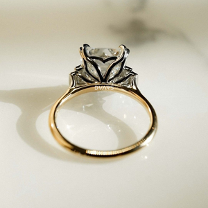 แหวนเพชรทรงอัสเชอร์แบบสามเม็ด หรูหรา ผลิตจากเพชรสังเคราะห์ (Lab Grown) ทอง 18K ความใส VVS สี F ได้รับการรับรองจาก IGI ทันสมัย - Product Image 3