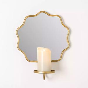 Apliques de pared decorativos de hierro dorado diseñados para sostener velas y agregar un suave brillo romántico a cualquier espacio interior - Product Image 1