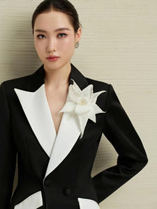 Elegante Traje de Pantalón de Esmoquin Blanco y Negro para Mujer, Blazer y Pantalones a Medida, Algodón, Poliéster, Elastano, OEM, ODM, Hecho en Vietnam - Product Image 6