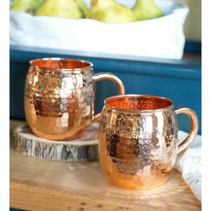 Taza de mula de cobre hecha a mano con acabado pulido y mango resistente, perfecta para servir bebidas clásicas de mula de Moscú - Product Image 1