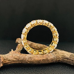 Anillo de banda de moissanita ovalada de oro macizo de 14K para ella. - Product Image 2