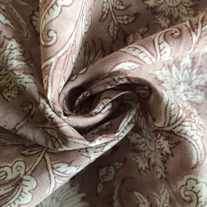 ผ้าฝ้ายพิมพ์ลายด้วยมือ ลายดอกไม้โบราณบนพื้นสีน้ำตาล |   สิ่งทอพื้นเมืองแบบคลาสสิก - Product Image 1
