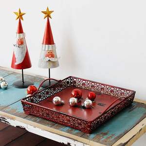 Plateau carré en métal bordeaux avec poignées Plateau à bijoux décoratif Plateau décoratif élégant et creux sculpté - Product Image 1