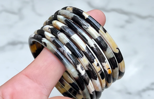 Bracelet en corne de buffle biologique de haute qualité |   Bijoux de mariage modernes polis faits à la main |   Accessoire de mode durable - Product Image 4