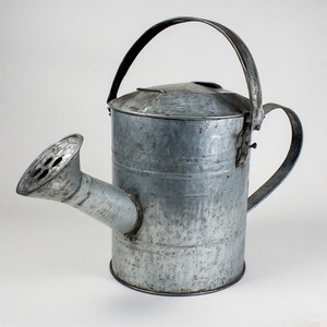 Arrosoir galvanisé de style forgé avec buse extra longue pour atteindre facilement les plantes suspendues et les boîtes de fenêtre - Product Image 4