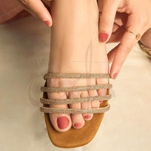 Sandales pour femmes en gros à faible MOQ, personnalisables, antidérapantes, imprimées, design tendance de haute qualité, en vente - Product Image 4