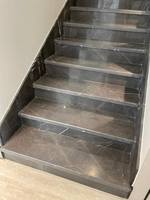 Pierres de granit de marbre de qualité supérieure de conception moderne pour les escaliers Surface polie Garantie 1 an pour les villas