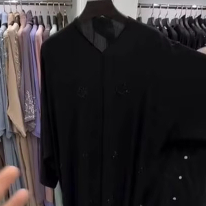 Abaya de style Dubaï, travail artisanal de qualité supérieure, élégante, modeste, vêtements traditionnels musulmans pour femmes avec accessoire inclus - Product Image 1